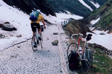 Alte Gotthardstrae durchs Val Tremola bei Wintersperre